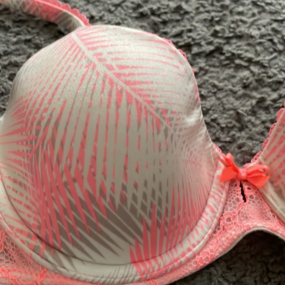Victoria Secret Bra - Picture 4 of 5